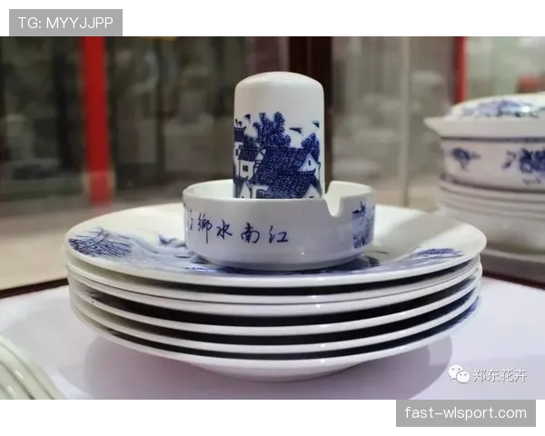 刷到张家齐家里那张早餐照,餐具精致得让我怀疑工资少了个零 刷到张家齐家里那张早餐照,餐具精致得让我怀疑工资少了个零