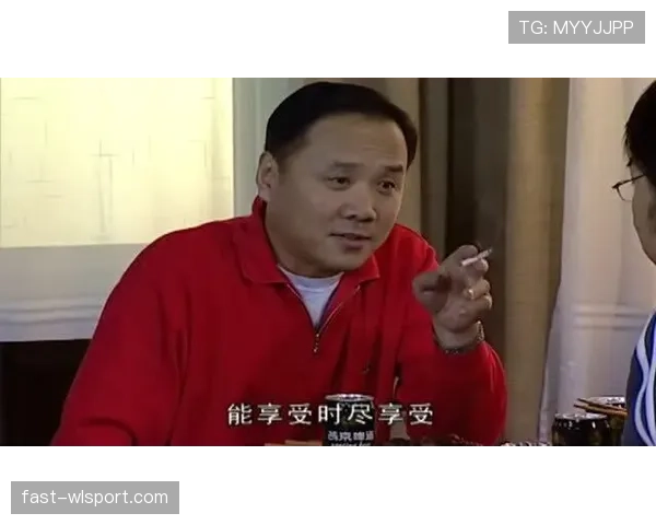 余依婷训练完随手啃鸡腿的样子，真不像个管住嘴的奥运选手