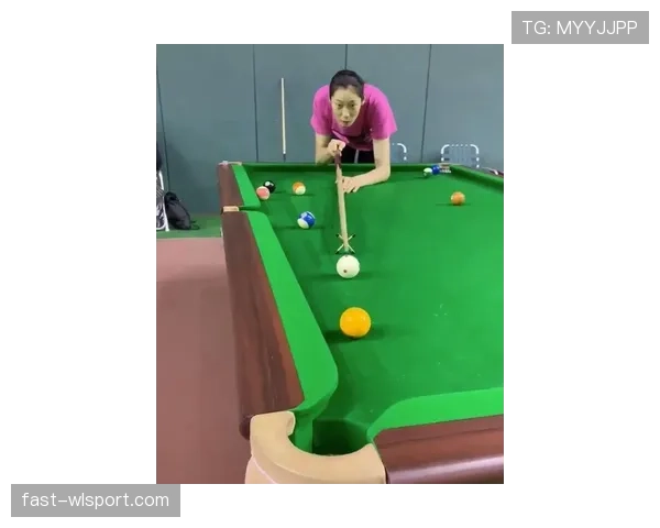 潘晓婷家的台球桌镶钻？